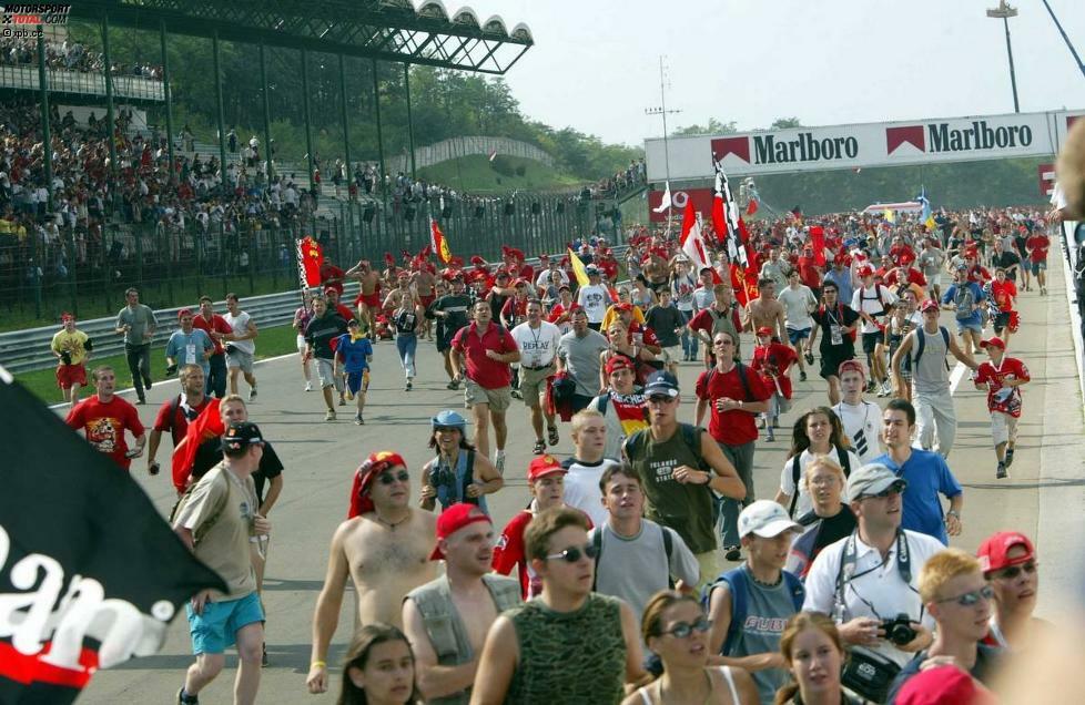 1 Million Dollar: Zuschauerinvasion auf der Rennstrecke nach dem Großen Preis von Ungarn 1998 in Budapest. Das Rennen gewinnt Michael Schumacher im Ferrari.