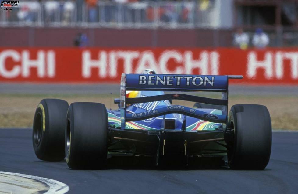 500.000 Dollar: Das Benetton-Team wird bestraft, weil Michael Schumacher beim Großen Preis von England 1994 in Silverstone die schwarze Flagge ignoriert.