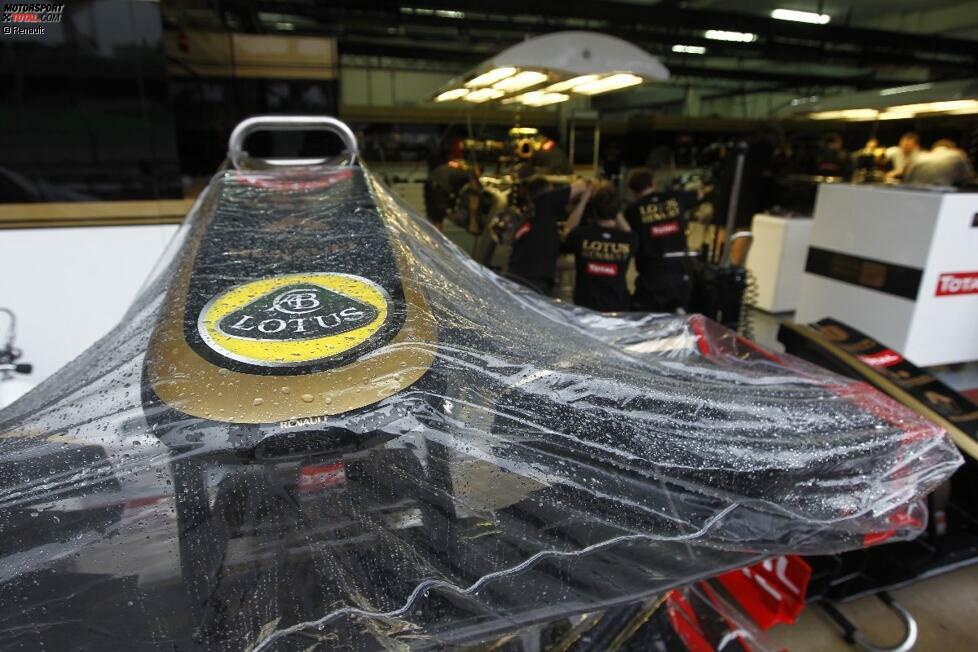 Frontpartie des Renault-Teams, arbeitende Mechaniker im Hintergrund. Und, lassen Sie sich nicht verwirren: Das Lotus-Logo steht nur für den Hauptsponsor des Teams, die Lotus-Gruppe. Die ist mit dem Lotus-Team von Tony Fernandes zerstritten. Derzeit klärt ein Londoner Gericht, wer den Namen in Zukunft verwenden darf.