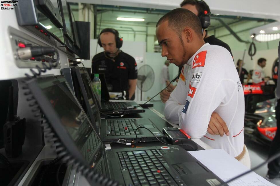 Dass sich Lewis Hamilton vor dem Start noch einmal letzte Daten reinzog, brachte dem McLaren-Piloten nichts - seine gebrauchten Prime-Reifen zwangen ihn im letzten Rennabschnitt zu einem unplanmäßigen Boxenstopp. Weil ihm auch noch eine 20-Sekunden-Zeitstrafe aufgebrummt wurde, landete er am Ende nur auf Rang acht.