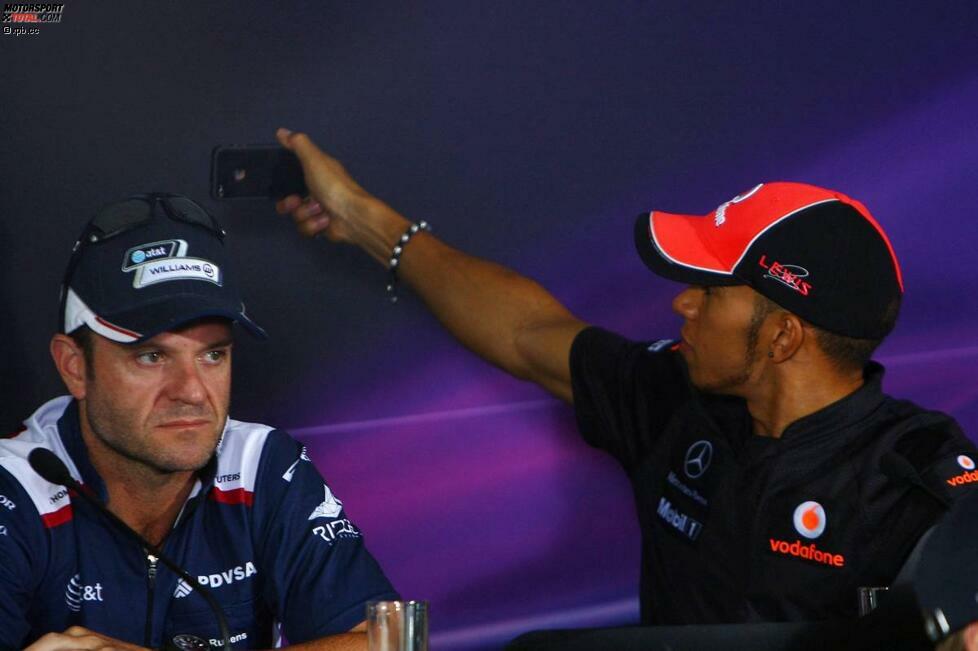 So langweilig ist den Fahrern bei den FIA-Pressekonferenzen: Lewis Hamilton schießt ein Foto vom Mediensaal und stellt dieses anschließend bei Twitter online. Mittendrin statt nur dabei!