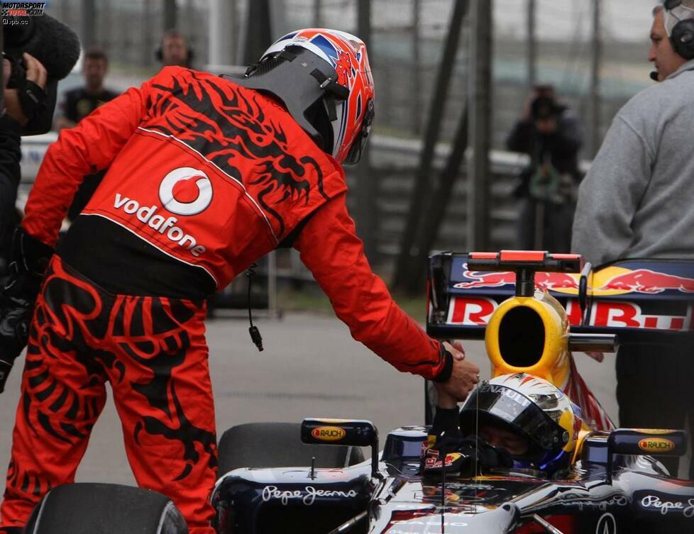 Jenson Button gratuliert Sebastian Vettel zur Pole-Position - und der Red-Bull-Pilot bleibt minutenlang im Cockpit sitzen. Später erklärt er: 