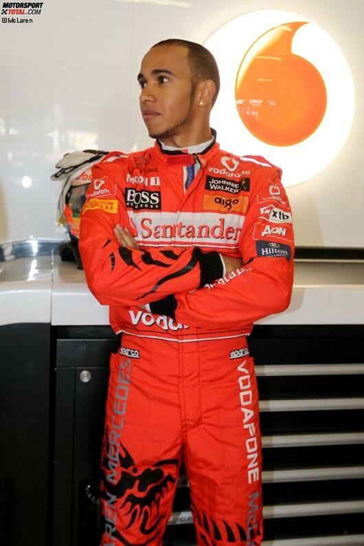 Lewis Hamilton schon bei Ferrari? Nein! Die roten Overalls waren ein reiner PR-Gag von McLaren und wurden nur am Samstag getragen.
