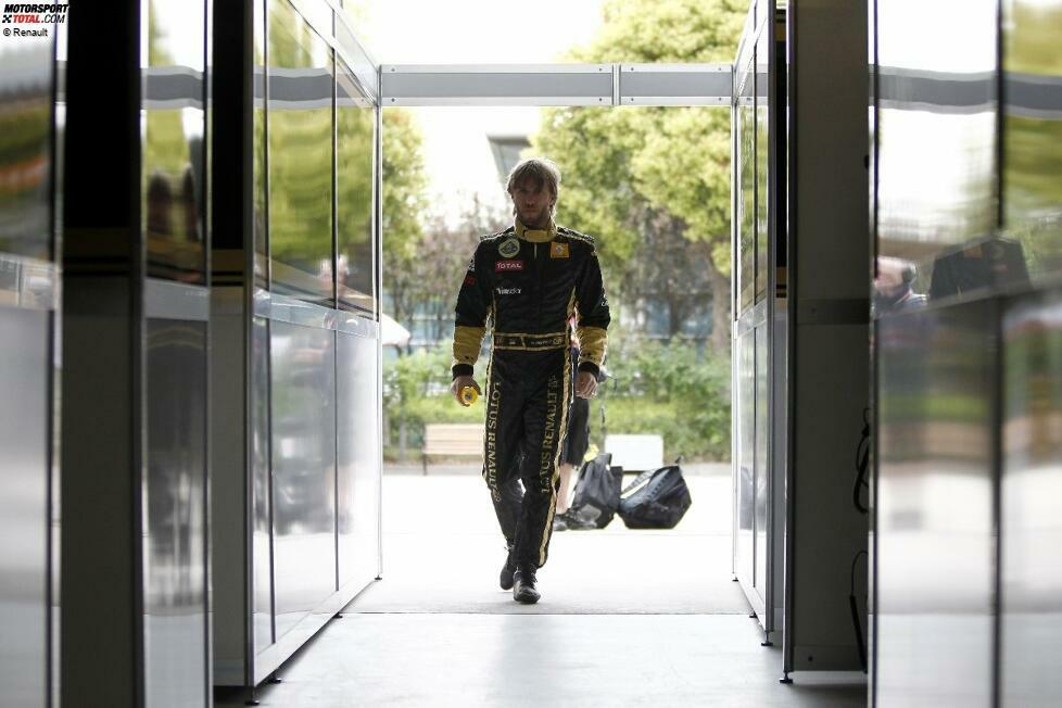 Nick Heidfeld auf dem Weg in seinen Raum in der Renault-Hospitality. In Schanghai haben die Teams nicht ihre eigenen Motorhomes dabei, sondern sie sind in kleinen Häusern im Paddock einquartiert.