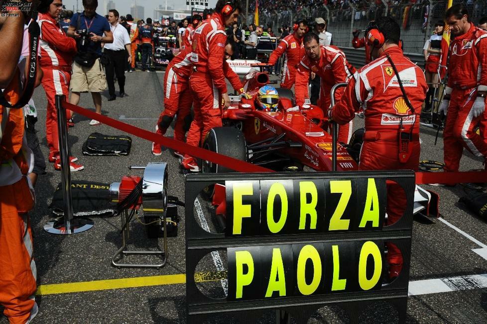 Ferrari-Mechaniker Paolo Santarsiero wurde am Donnerstag mit einem zerebralen Aneurysma ins Krankenhaus eingeliefert. Seine Kollegen wünschten ihm vom Grid aus gute Besserung.