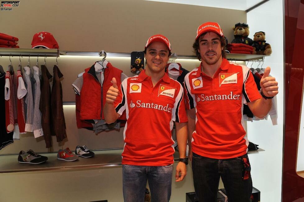 ... Felipe Massa und Fernando Alonso sind Stargäste in einem Ferrari-Shop in Barcelona...
