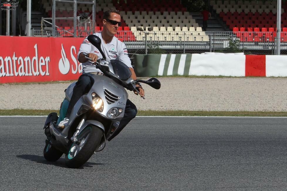 ... und Michael Schumacher fährt den Circuit de Catalunya mit seinem silbernen Roller ab.