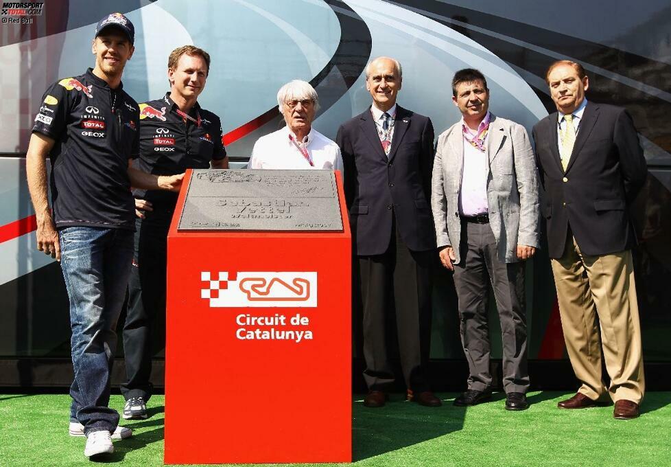 Große Ehre für Sebastian Vettel: Aufgrund seines WM-Titels 2010 bekommt er ein eigenes Denkmal in der Champions-Avenue. Sein größter Fan Bernie Ecclestone lässt sich das nicht entgehen.
