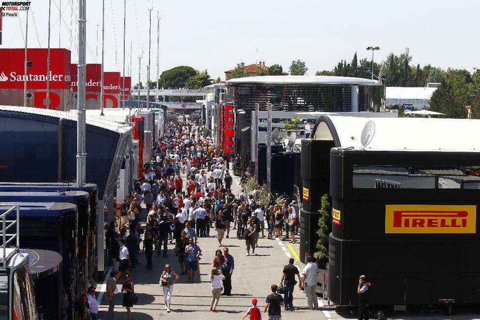 Die Formel 1 ist zurück in Europa: Blick auf das belebte Fahrerlager in Barcelona, endlich wieder mit allen Protz-Motorhomes der Teams. Am höchsten ragt McLaren über die Konkurrenz hinaus.