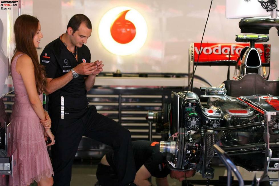 So motiviert Jenson Button seine Mechaniker: Seine Freundin Jessica Michibata beobachtet das Team bei der Arbeit. Ob sich die Jungs bei solcher Gesellschaft noch auf das Schrauben konzentrieren können?