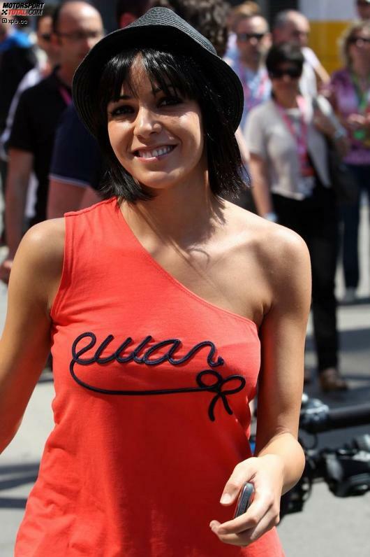 Fernando Alonsos Ehefrau Raquel ist in Spanien fast so bekannt wie ihr Gatte. In Barcelona gehört die Rockmusikerin jedes Jahr zu den Stars des Fahrerlagers.