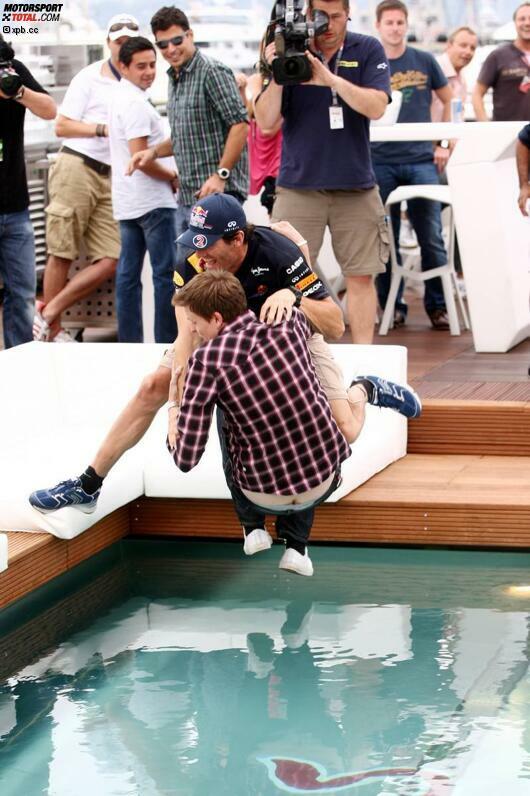 Mark Webber wäre lieber nach dem Rennen als Sieger statt schon am Mittwoch in den Pool an Deck der schwimmenden Energy-Station gesprungen, aber Jake Humphrey ließ ihm keine andere Wahl. Der TV-Moderator zeigte beim Sprung ins kühle Nass ein bisschen mehr von seinem Hinterteil, als die Zuschauer sehen wollten...