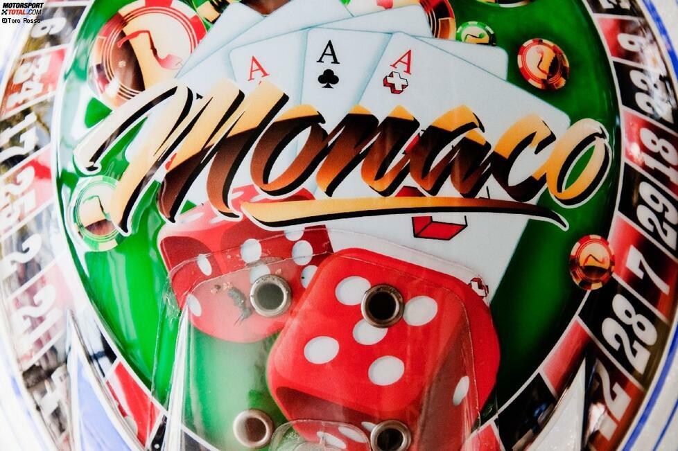 Viele Fahrer traten in Monaco mit Spezialhelmen an. Sebastien Buemi etwa suchte sich ein Casino-Design aus, ...