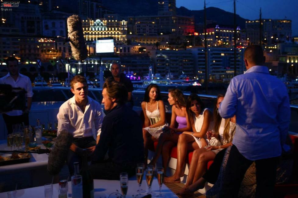 Monaco wie es leibt und lebt: Rennfahrer Paul di Resta amüsiert sich inmitten der Reichen und Schönen bei traumhafter Atmosphäre am Abend.