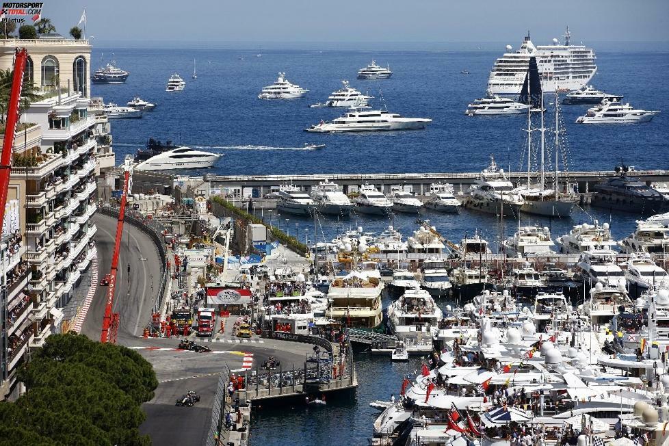 Blick auf den Hafen von Monaco. Die kleineren Jachten dürfen an den Anlegestellen parken, die großen müssen draußen bleiben.