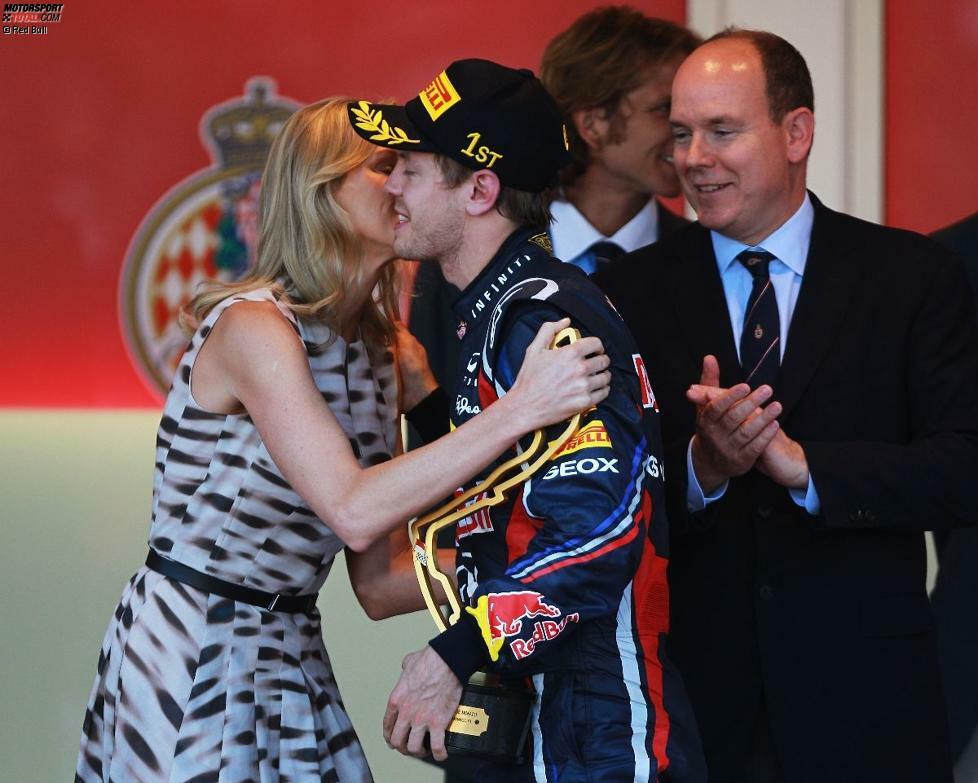Küsschen für den Sieger: Charlene Wittstock, eine ehemalige Olympia-Schwimmerin aus Südafrika, gratuliert Sebastian Vettel - und ihr Verlobter Prinz Albert klatscht begeistert Beifall.