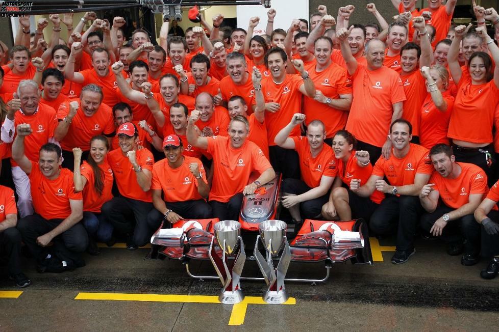 McLaren feierte den Sieg von Jenson Button traditionell in den orangen Sieger-T-Shirts. Orange ist übrigens die Originalfarbe des einst von Bruce McLaren gegründeten Rennstalls.