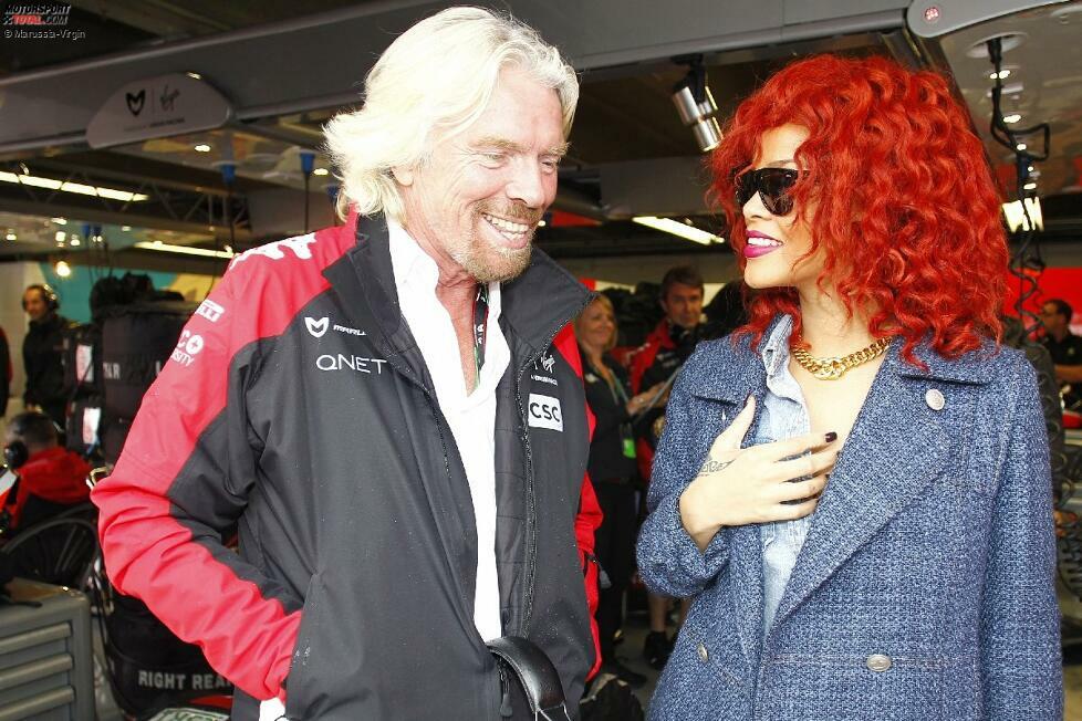 Virgin-Legende Richard Branson, mit seinem Team noch nicht sonderlich erfolgreich, macht Popstar Rihanna schöne Augen. Am Sonntag ließ sich die Sängerin von Lewis Hamilton durch die McLaren-Box führen - natürlich mit einem Gläschen Wein in der Hand.