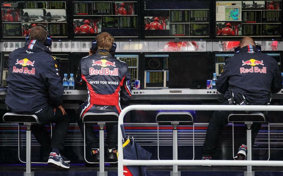 Sebastian Vettel wurde nach einer Weile langweilig, sodass er sich einfach auf Christian Horners Platz am Kommandostand setzte.