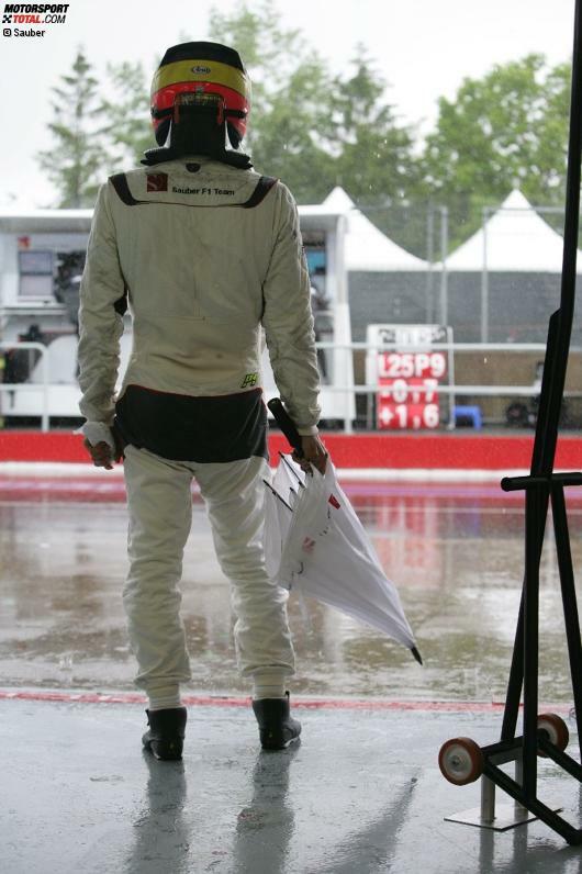 Sauber-Springer Pedro de la Rosa, anstelle von Sergio Perez im Einsatz, konnte das Ausmaß des Regens ebenfalls nicht fassen. Übrigens: Er war neben Michael Schumacher der einzige Fahrer im Feld, der 2000 schon den bisher letzten Regen-Grand-Prix in Montreal miterlebt hatte.