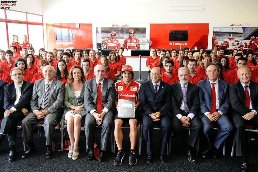 Die spanische Santander-Bank, als Sponsor von Ferrari in der Formel 1 engagiert, hat gemeinsam mit Fernando Alonso 100 Formel-Santander-Stipendien vergeben. Ausgewählt wurde aus 2.000 Kandidaten. Jedes der Universitäts-Stipendien ist 5.000 Euro wert.