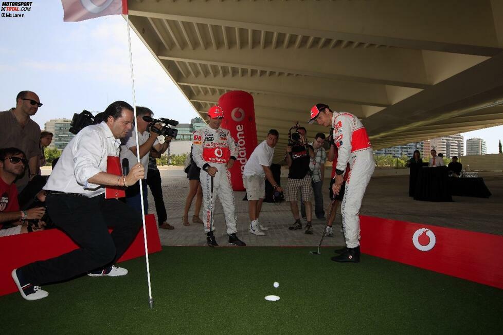 Für Mobilfunkgigant Vodafone ist der spanische Markt sehr wichtig, also ließ man sich eine Reihe von PR-Events einfallen. Hier: McLaren-Testfahrer Pedro de la Rosa und Jenson Button beim Golfen ...