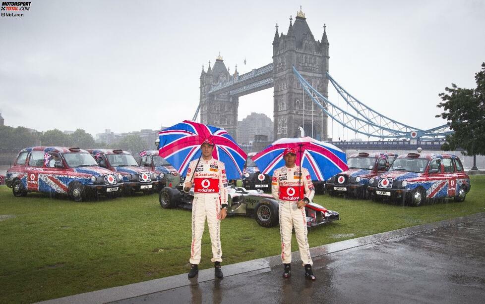 London calling: Für Sponsor Vodafone versetzten sich Jenson Button und Lewis Hamilton schon Tage vor dem Heimrennen in Silverstone ins Union-Jack-Feeling. Im Hintergrund die berühmte Londoner Tower-Bridge. Übrigens: Button verletzte sich am gleichen Tag beim Jetski-Fahren auf der Themse.