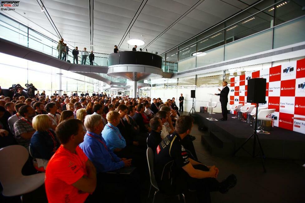 Beim FOTA-Fan-Forum, das von Gastgeber Ron Dennis in der McLaren-Fabrik in Woking abgehalten wurde, hatten Fans Gelegenheit, mit Fahrern und Teamchefs über die Zukunft der Formel 1 zu diskutieren.