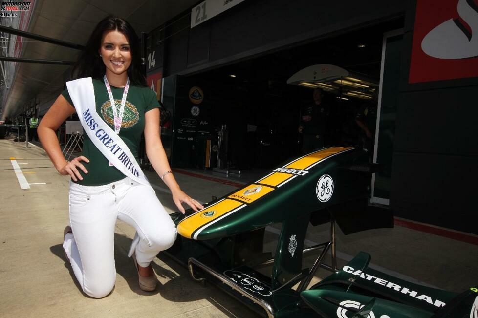 Miss Großbritannien 2011 Amy Carrier zu Gast beim Lotus-Team.