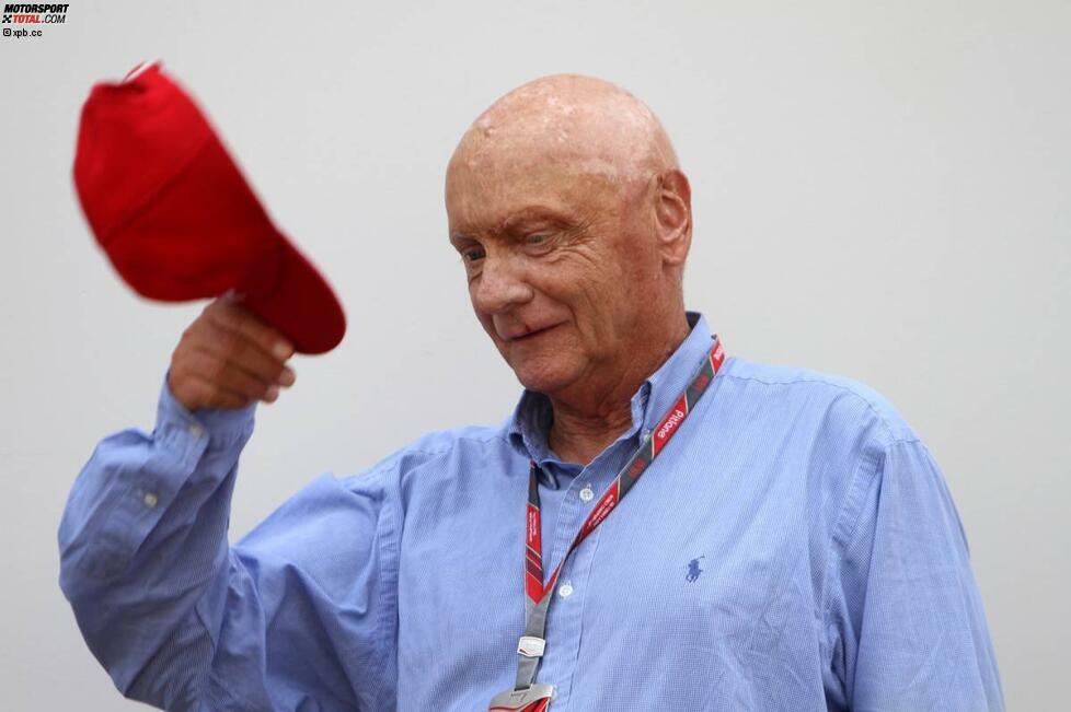 Niki Lauda zieht den Hut vor dem seiner Meinung nach angehenden Weltmeister Vettel. Das letzte Mal, dass der Österreicher ohne Kappe zu sehen war, war kürzlich bei der Taufe seiner Zwillinge Mia und Max.