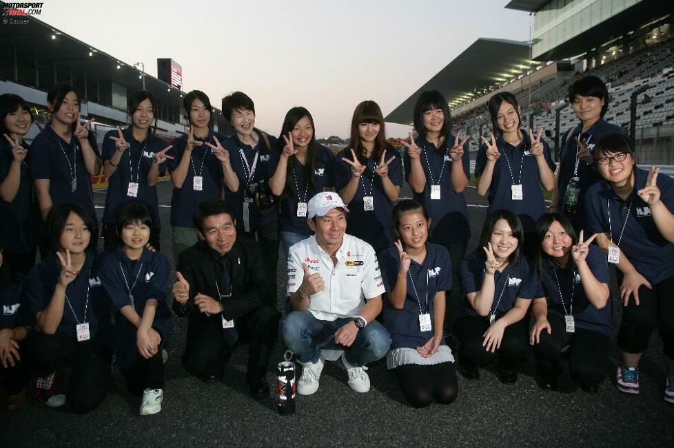 Kamui Kobayashi ist kein Mann großer Worte, aber dafür großer Taten: Der Sauber-Pilot lud den Mädchenchor von Fukushima nach Suzuka ein. Besondere Ehre: Die Mädchen durften am Sonntag vor dem Rennen die Nationalhymne singen.