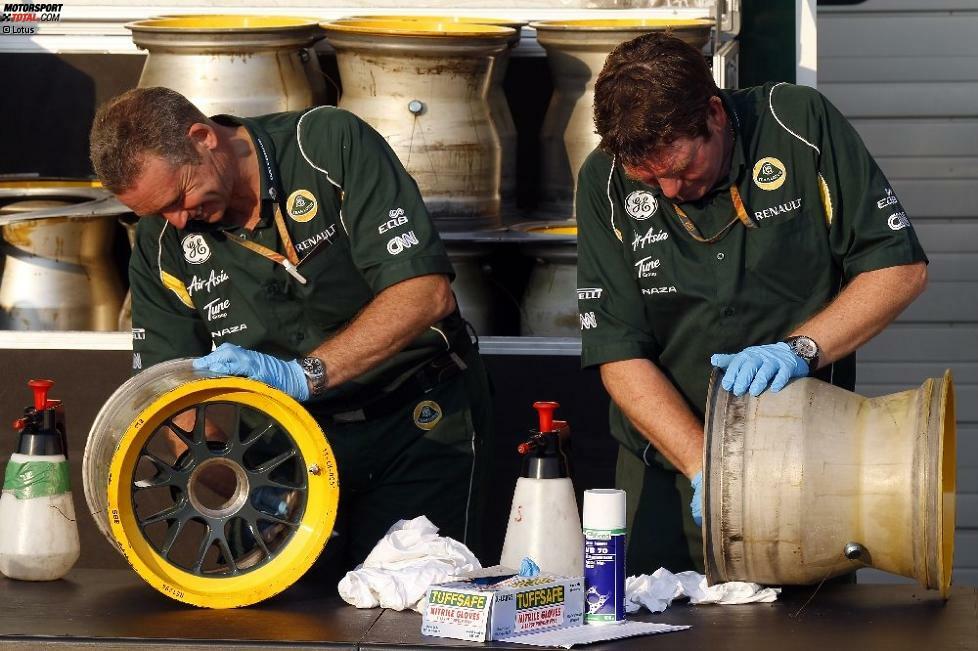 Die Lotus-Mechaniker Barry und Jim bereiten die Pirelli-Reifen für das Rennen vor.