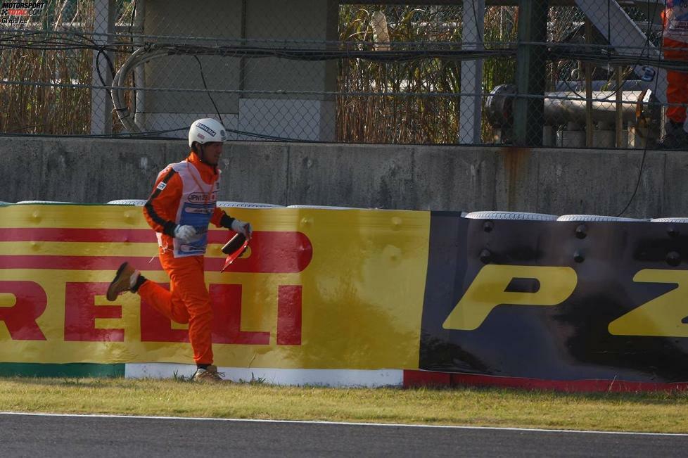 Dieser mutige Streckenposten entfernte jenes Wrackteil von der Strecke, wegen dem extra das Safety-Car rausgehen musste.