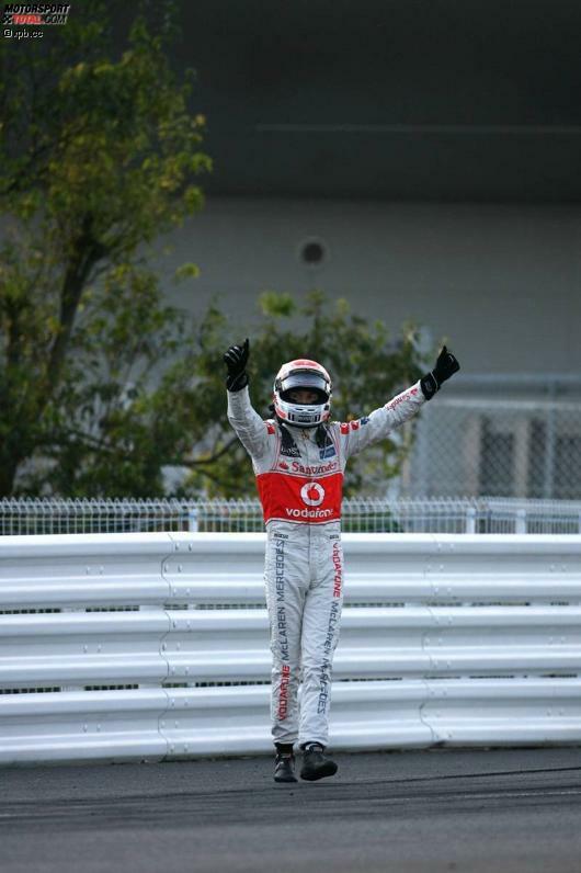 Sprit ausgegangen, Auslaufrunde gestrichen, aber unvergleichlich glücklich: So intensiv wie Suzuka-Sieger Jenson Button hat sich noch nie ein Rennfahrer darüber gefreut, nicht Weltmeister geworden zu sein.