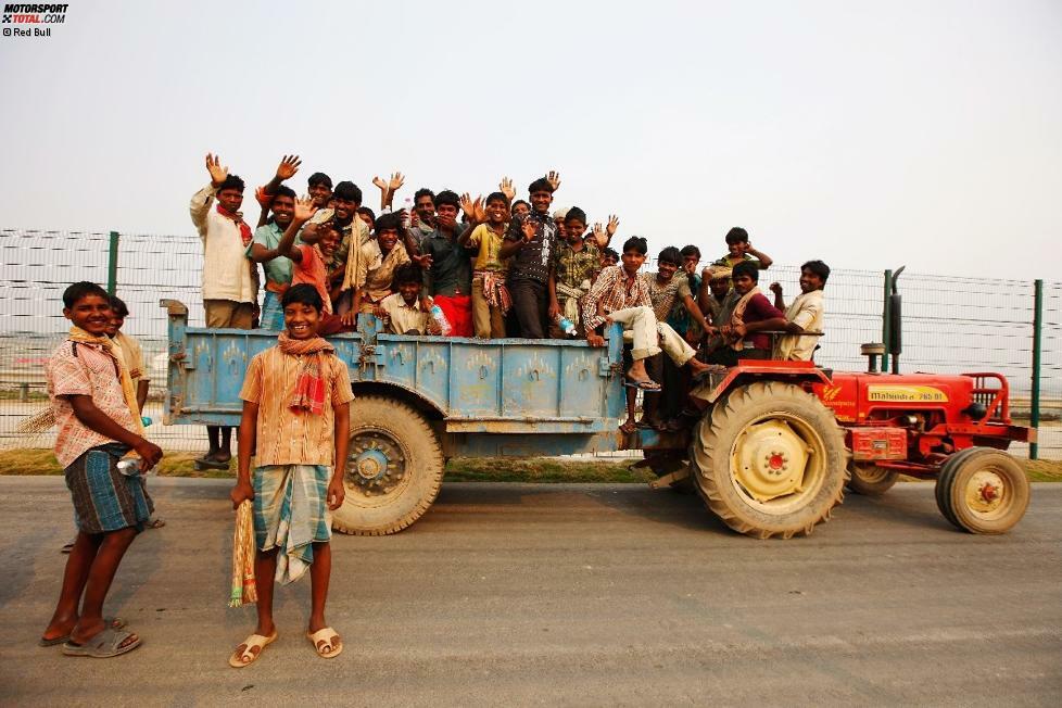 Stolz: Die Arbeiter am Buddh-International Circuit (Tageslohn: umgerechnet rund ein Euro) packen zusammen. Eineinhalb Jahre lang haben 7.000 Menschen an der 200 Millionen Euro teuren Strecke gearbeitet, die letzten drei Monate sogar noch einmal 3.000 extra.
