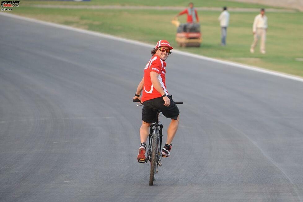 Fernando Alonso erkundet die gut fünf Kilometer lange Strecke mit dem Fahrrad...