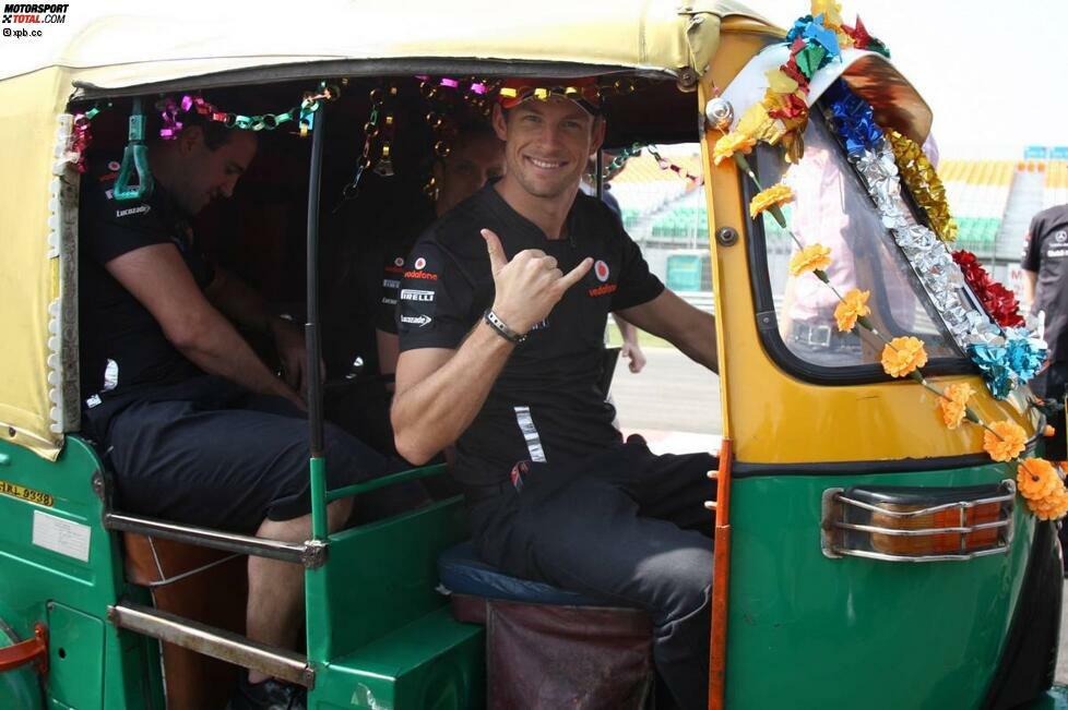 Jenson Buttons neues Arbeitsgerät? Das indische Fahrzeug erinnert ein wenig an einen alten VW-Bus im Kleinformat.