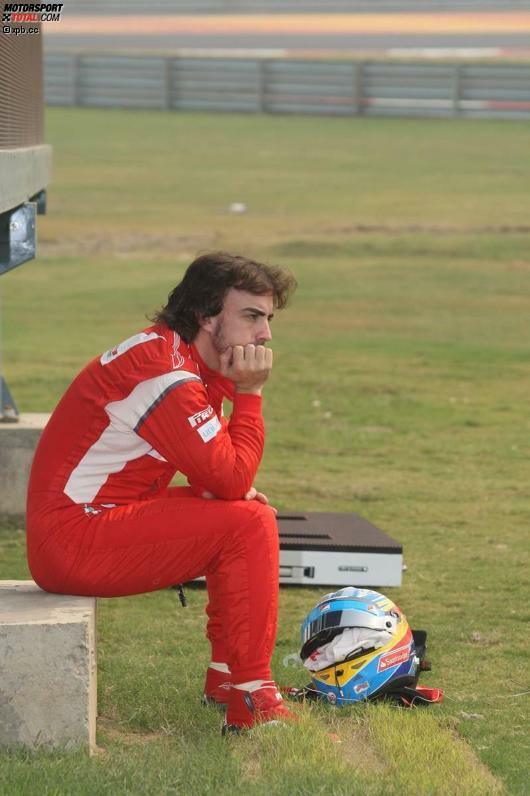 Motorschaden: Fernando Alonso verfolgt das Ende des ersten Trainings in Indien nur als Zuschauer.