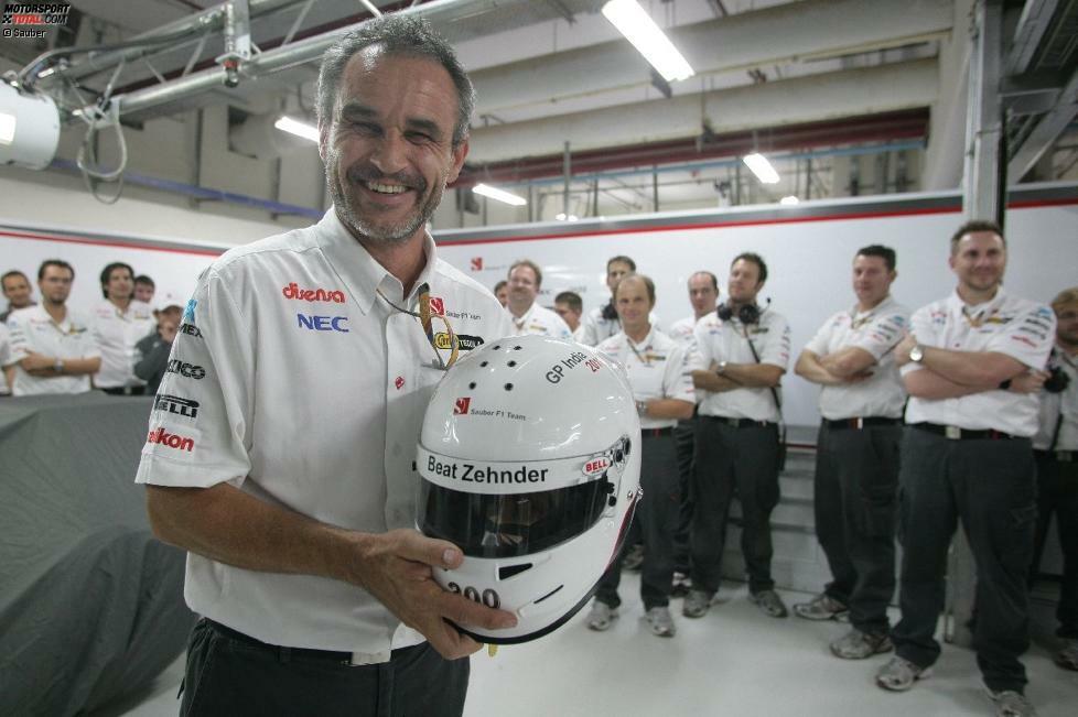 Gratulation zum 300. Grand Prix als Teammanager! Beat Zehnder, schon seit 1988 Sauber-Mitarbeiter, erhielt zum Jubiläum einen Spezialhelm von seiner Crew.