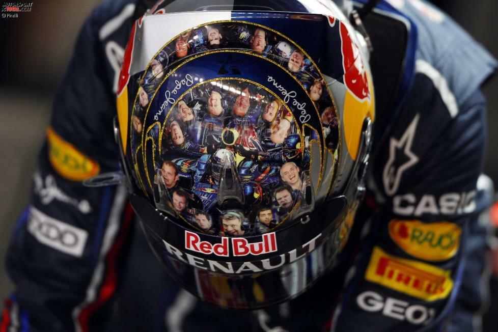 Sebastian Vettel bedankt sich mit Spezialhelm und Porträts aller Crewmitglieder beim weltmeisterlichen Red-Bull-Team.
