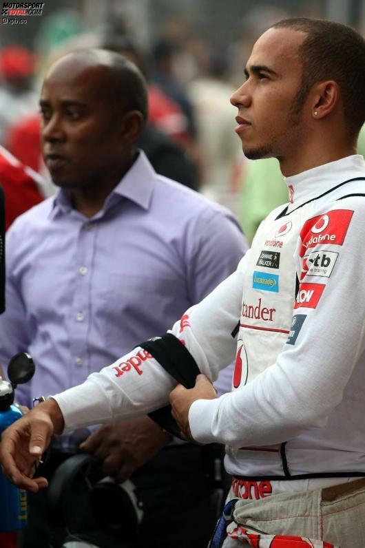 Am Sonntag trug Hamilton eine Trauerbinde für seinen Landsmann Dan Wheldon, der beim IndyCar-Rennen in Las Vegas verstorben ist. Dabei kam es zur Versöhnung mit seinem Vater Anthony, den er 2010 als Manager abgesetzt hatte.