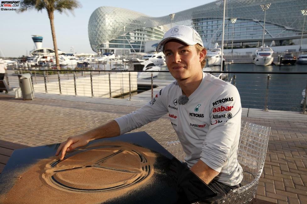 Willkommen in Abu Dhabi! Für Nico Rosberg beginnt das Wochenende mit einer guten Nachricht: neuer Mercedes-Vertrag bis 2013, mit Option für zwei weitere Jahre. Kolportierte Jahresgage: zwölf Millionen Euro. Da ließ er es sich nicht nehmen, den Mercedes-Stern in Sand zu 