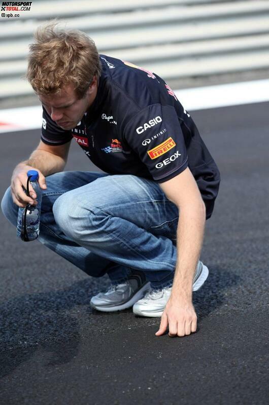 Sebastian Vettel prüft den Asphalt. Ob er schon am Donnerstag gewittert hat, dass sein Reifen darauf platzen könnte?