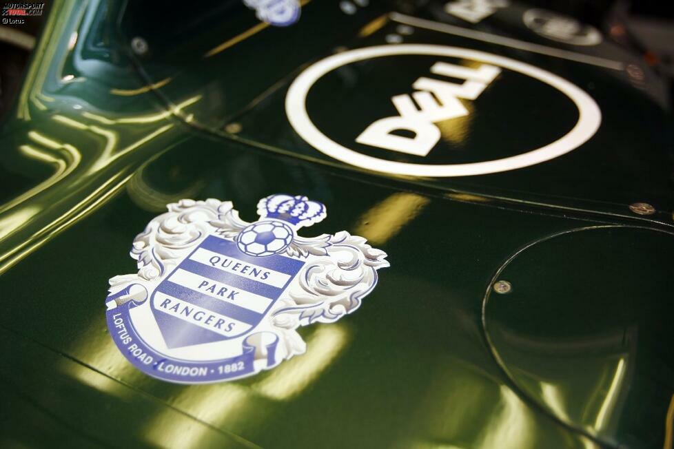Sein Fahrzeug trägt erstmals die Logos des Fußballklubs Queens Park Rangers. Den hat Teamchef Tony Fernandes kürzlich von Bernie Ecclestone und Flavio Briatore gekauft.