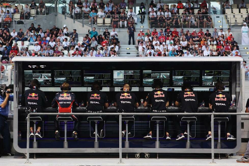 Wo ist der Fehler auf diesem Bild? Sebastian Vettel (Zweiter von links) sitzt nach seinem Reifenschaden in der ersten Runde nicht im Cockpit, sondern am Kommandostand...