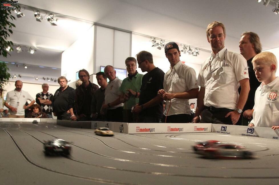 Viel Gas und wenig Bremse: Miguel Molina (Bildmitte) beim Slotcar-Racing in der Audi-Hospitality.
