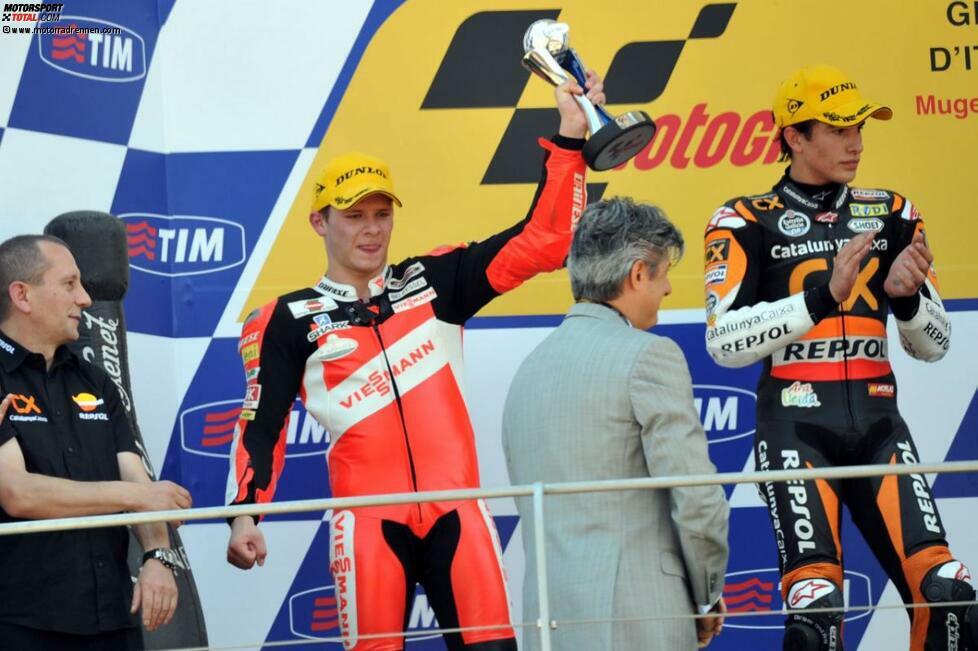 03. Juli, Grand Prix von Italien in Mugello

Marc Marquez erobert in Mugello die Pole-Position und feiert seinen dritten Saisonsieg. Ganz ohne Gegenwehr gibt sich Stefan Bradl aber nicht geschlagen. Der Deutsche hing im Zielsprint im Windschatten seines Gegners, doch es reichte nicht. Mit 71 Tausendstelsekunden Vorsprung siegt Marquez.

Punktestand: Bradl 147 - Marquez 95