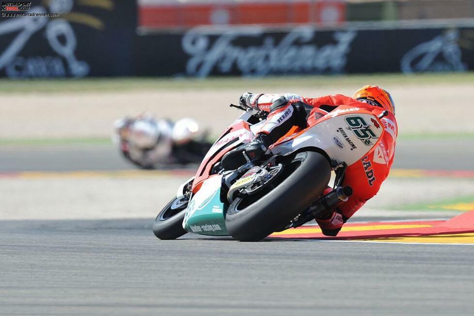 18. September, Grand Prix von Aragonien

Beim Heimrennen in Barcelona musste sich Marc Marquez noch geschlagen geben, aber in Aragon passt es perfekt - souveräner Sieg von der Pole-Position aus. Es war sein sechster Triumph in den letzten sieben Rennen. Stefan Bradl fällt in der zweiten Rennhälfte aufgrund von Vibrationen am Hinterrad zurück. Als Achter rettet er noch acht Zähler.

Punktestand: Bradl 221 - Marquez 215