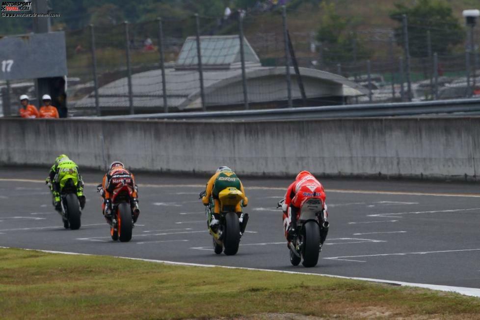 02. Oktober, Grand Prix von Japan

In Motegi steht erneut Marquez auf dem besten Startplatz. Im Rennen entwickelt sich eine enge Kampfgruppe, aus der schließlich Andrea Iannone als Sieger hervorgeht. Marc Marquez wurde Zweiter, während sich Stefan Bradl in der Schlussphase noch Tom Lüthi geschlagen geben muss und Vierter wird. Marquez übernimmt erstmals die WM-Führung.

Punktestand: Bradl 234 - Marquez 235