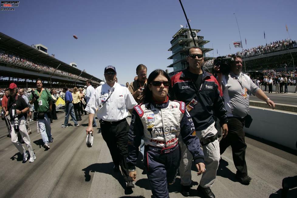 ... 29. Mai 2005: Danica Patrick auf dem Weg in die Startaufstellung zum Indy 500. Die 